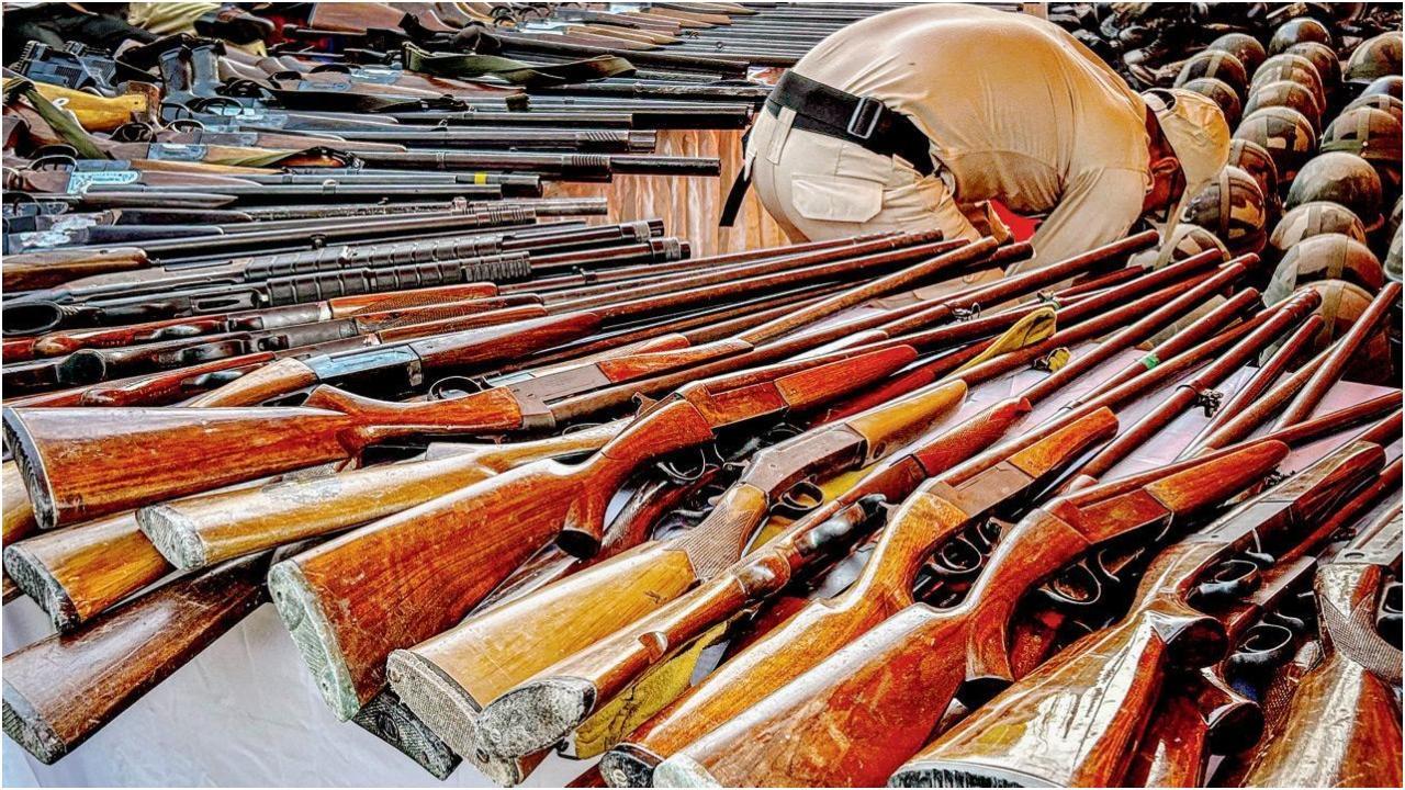मेइती संगठन, अरम्बाई टेंगोल के सदस्यों द्वारा आत्मसमर्पण किए गए हथियार. तस्वीर/गेटी इमेजेज