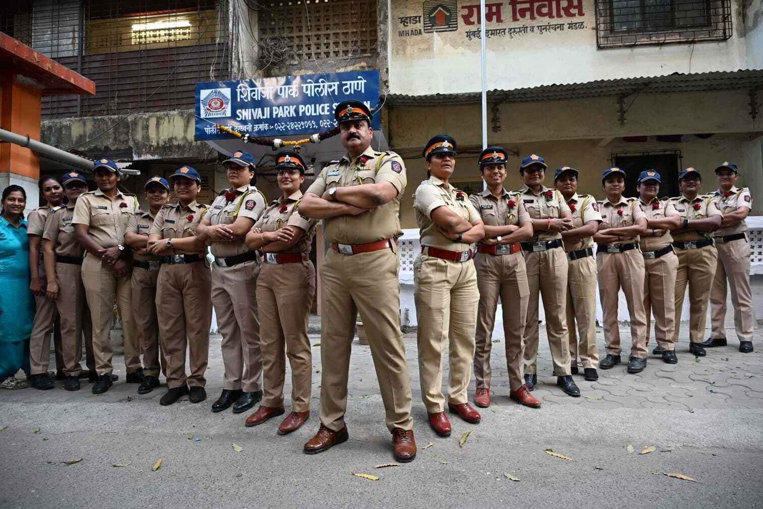 इसके अतिरिक्त, अंतर्राष्ट्रीय महिला दिवस के अवसर पर मुंबई पुलिस ने डिवीजन 9 के पुलिस थानों में एक विशेष `शिकायत समाधान दिवस` का आयोजन किया.