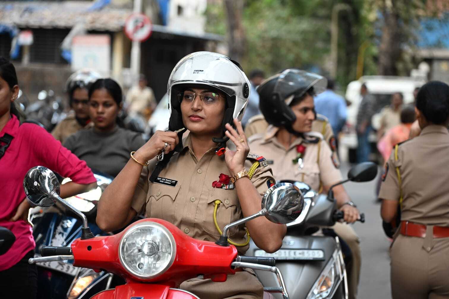 कार्यक्रम के दौरान, महिला पुलिस कर्मियों ने महिला नागरिकों को महिला सुरक्षा और उनके अधिकारों के बारे में जागरूक किया. 