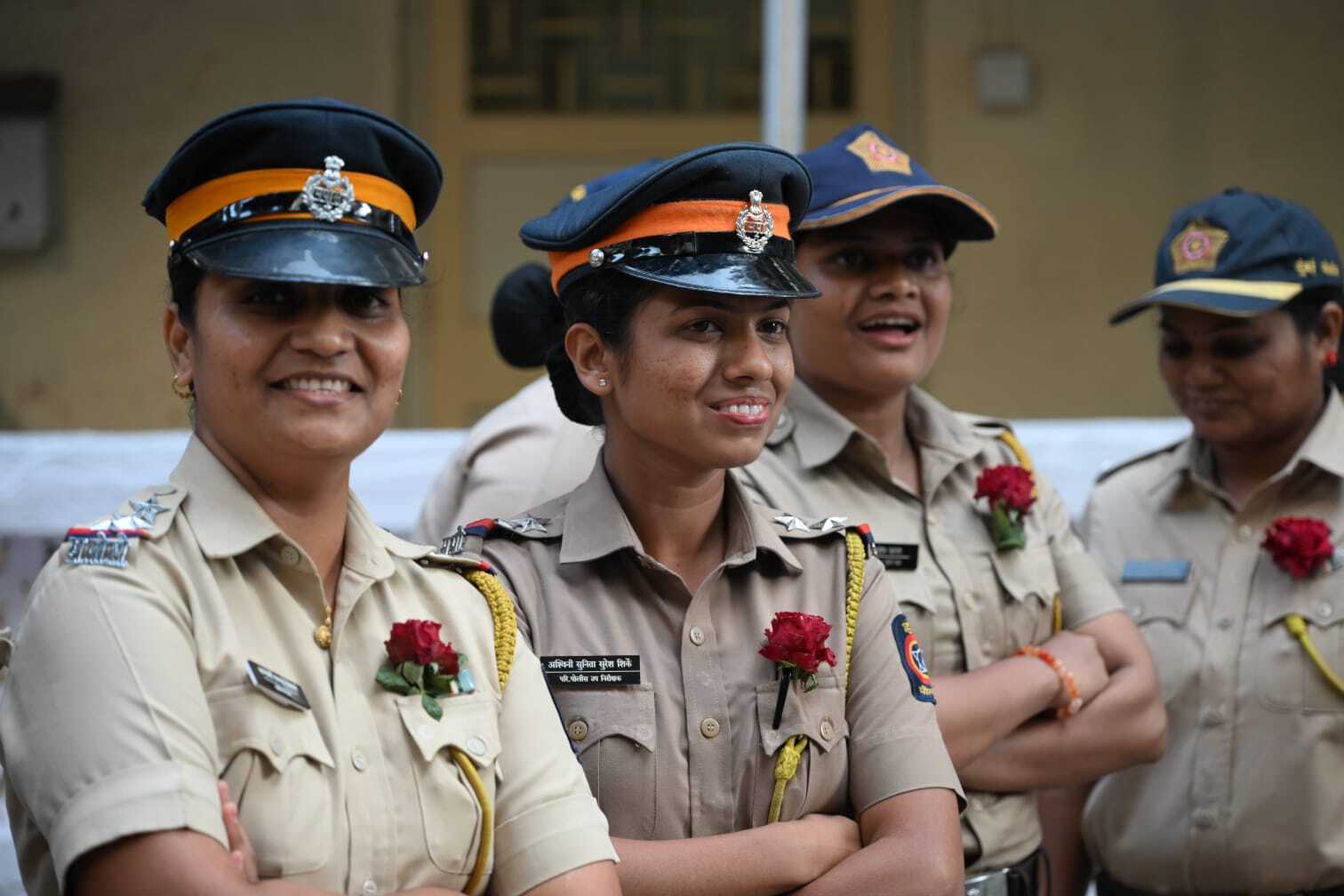 एक महिला पुलिस कर्मी ने अपनी सहकर्मी को गुलाब देते हुए यह संदेश फैलाया कि महिला सशक्तिकरण और सुरक्षा में हर किसी का योगदान महत्वपूर्ण है.