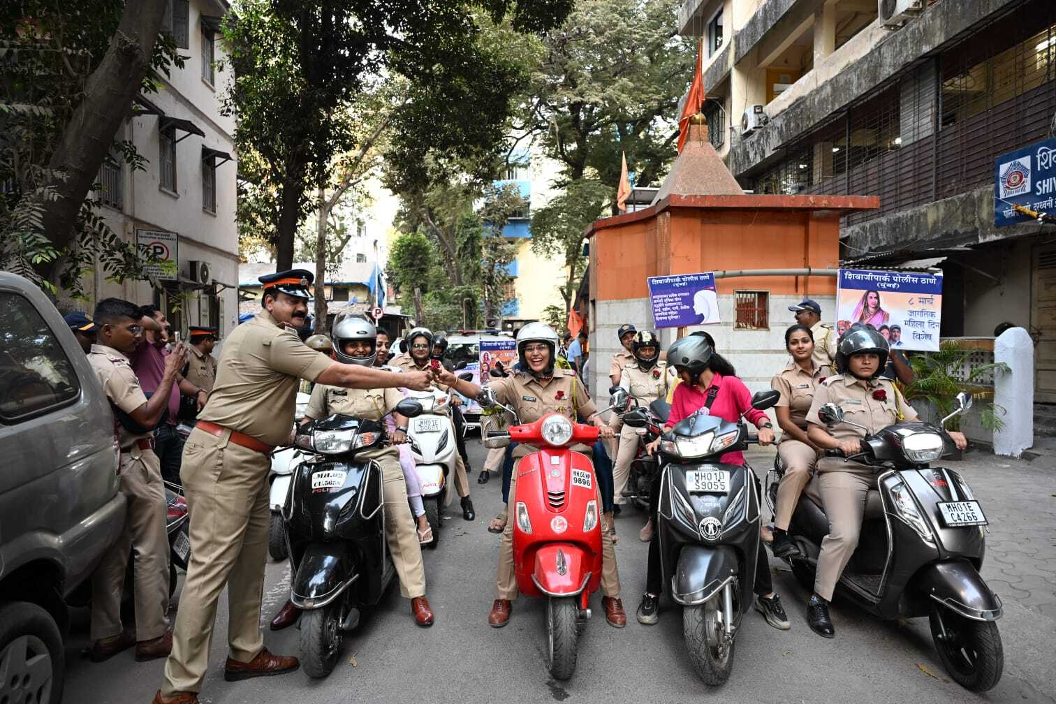 स्थानीय लोगों ने मुंबई पुलिस के महिला कर्मियों की सराहना की, जिन्होंने इस दिन को विशेष रूप से मनाया और अपनी सेवाओं से शहर को सुरक्षित बनाने के लिए अपना योगदान दिया.