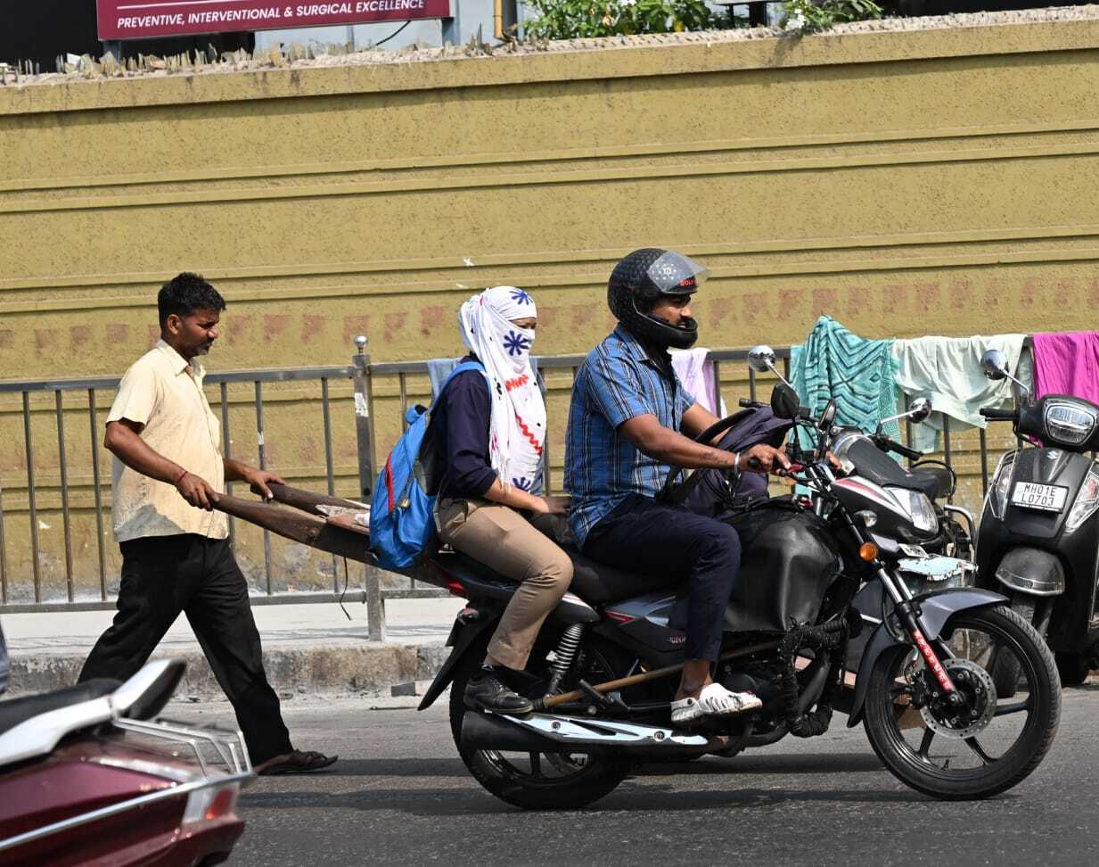 आज मुंबई का अधिकतम तापमान 33°C और न्यूनतम तापमान 23°C के आसपास दर्ज किया गया. सुबह के समय हल्की हवाएं चल रही थीं और आसमान साफ़ था. 