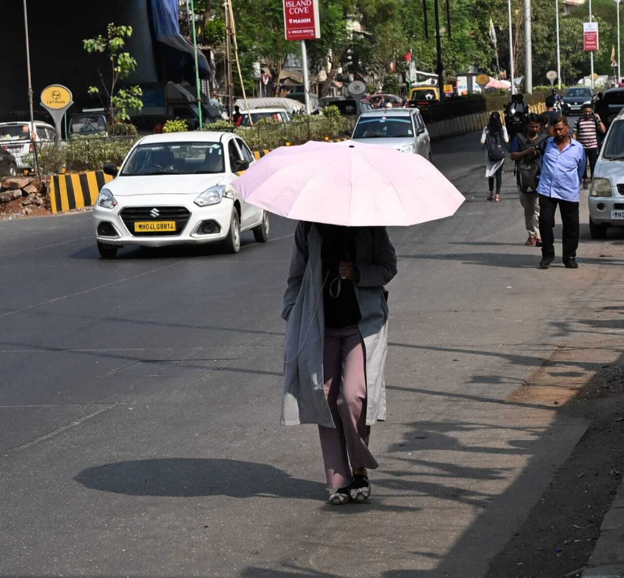 समुद्री हवाओं के बावजूद गर्मी कम नहीं हो पा रही, जिससे सड़कों पर चलना और सार्वजनिक परिवहन में सफ़र करना थका देने वाला अनुभव बन रहा है.