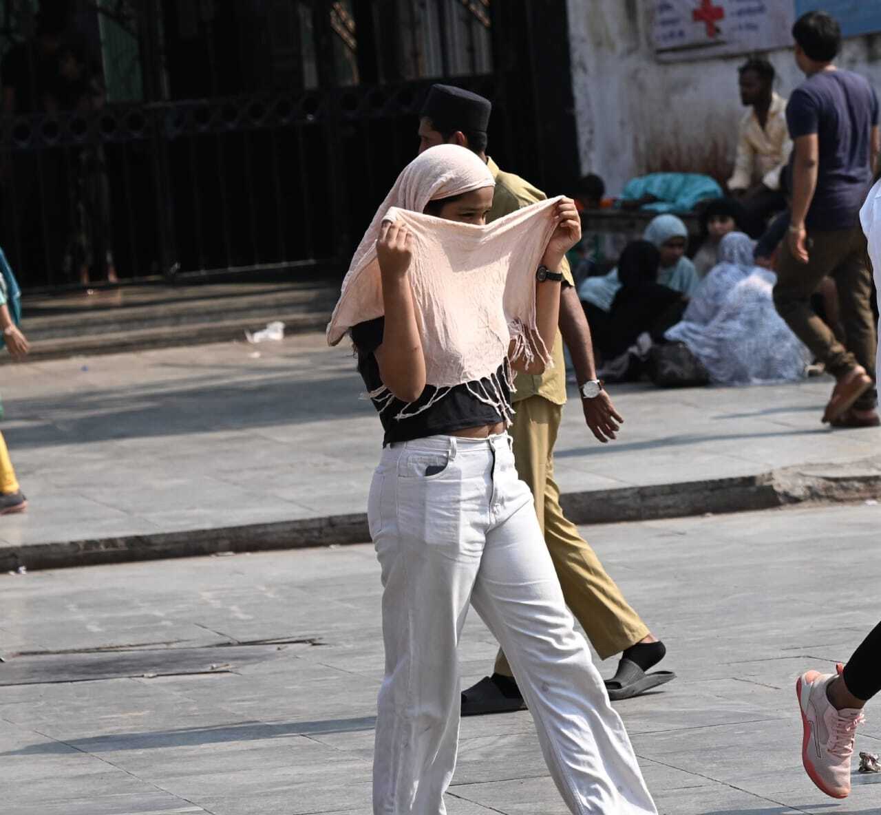 मुंबई में चल रही गर्म हवाएं शहर की भीड़भाड़ और ट्रैफ़िक के साथ मिलकर एक तरह का `हीट ट्रैप` पैदा कर रही हैं. 