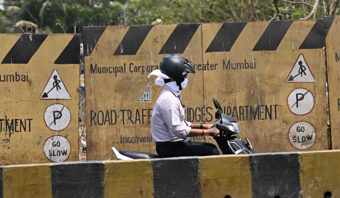 आसमान साफ रहेगा और गर्मी में लगातार बढ़ोतरी होगी. मौसम विशेषज्ञों का मानना है कि अप्रैल की शुरुआत तक तापमान 36-37 डिग्री तक जा सकता है और उमस भी और बढ़ेगी.