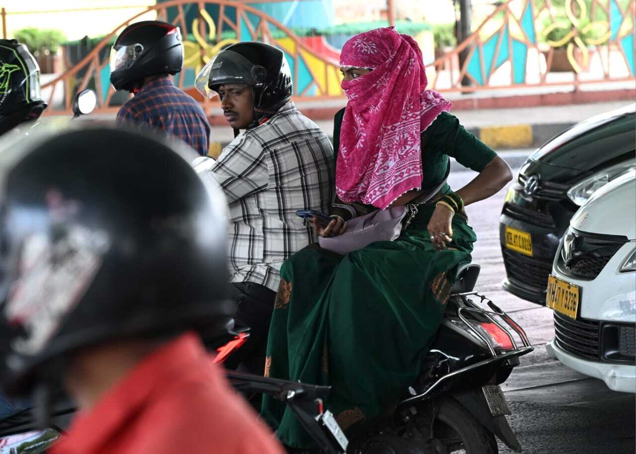 गर्मी के साथ-साथ हवा की गुणवत्ता में भी गिरावट देखी जा रही है. प्रदूषण का स्तर “Moderate” से “Poor” कैटेगरी में पहुँचने लगा है, खासकर ट्रैफ़िक वाले क्षेत्रों में. इससे अस्थमा, एलर्जी या सांस की बीमारियों से पीड़ित लोगों को विशेष सतर्कता बरतनी चाहिए.