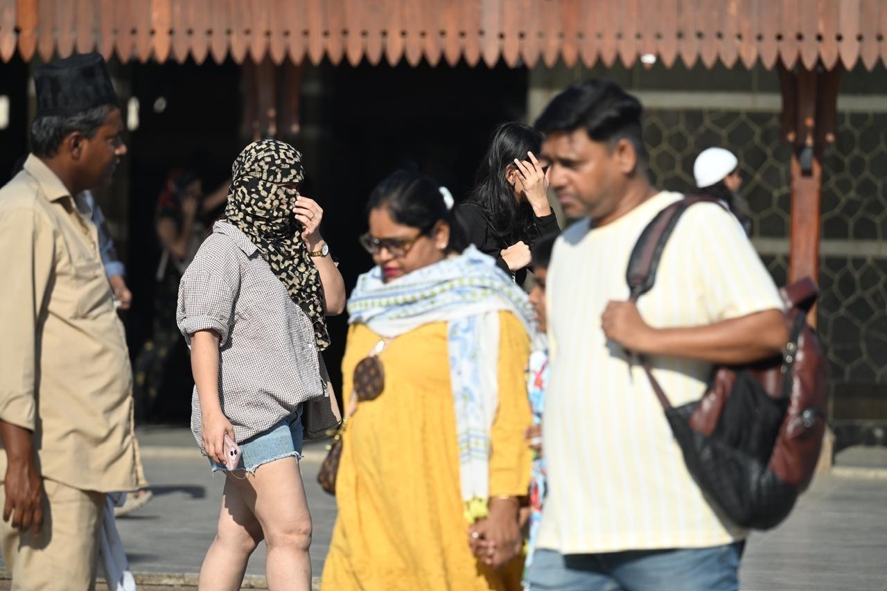 सांताक्रूज़ वेधशाला में अधिकतम तापमान 35.4 डिग्री सेल्सियस और न्यूनतम तापमान 20.1 डिग्री सेल्सियस दर्ज किया गया, 