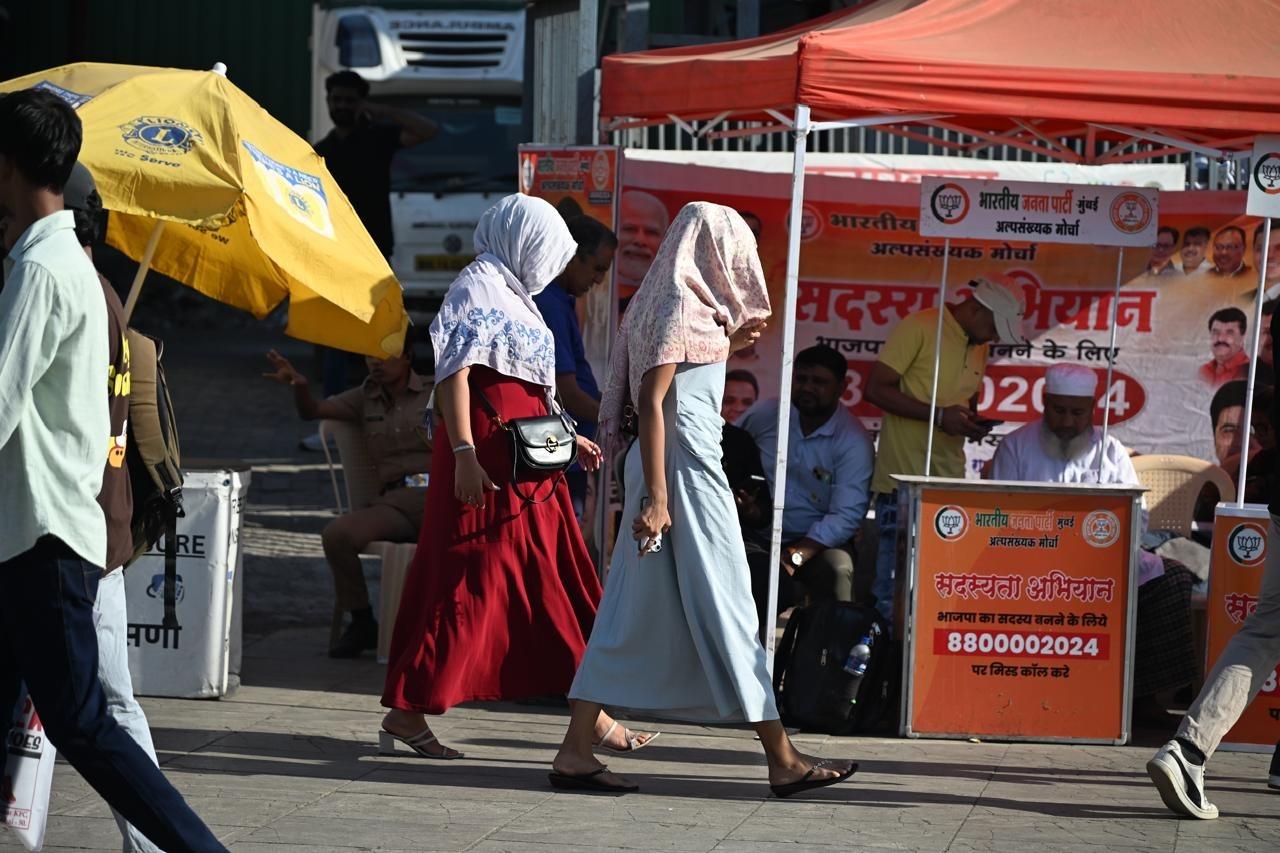 जबकि कोलाबा में अधिकतम तापमान 34 डिग्री सेल्सियस और न्यूनतम तापमान 23 डिग्री सेल्सियस दर्ज किया गया.