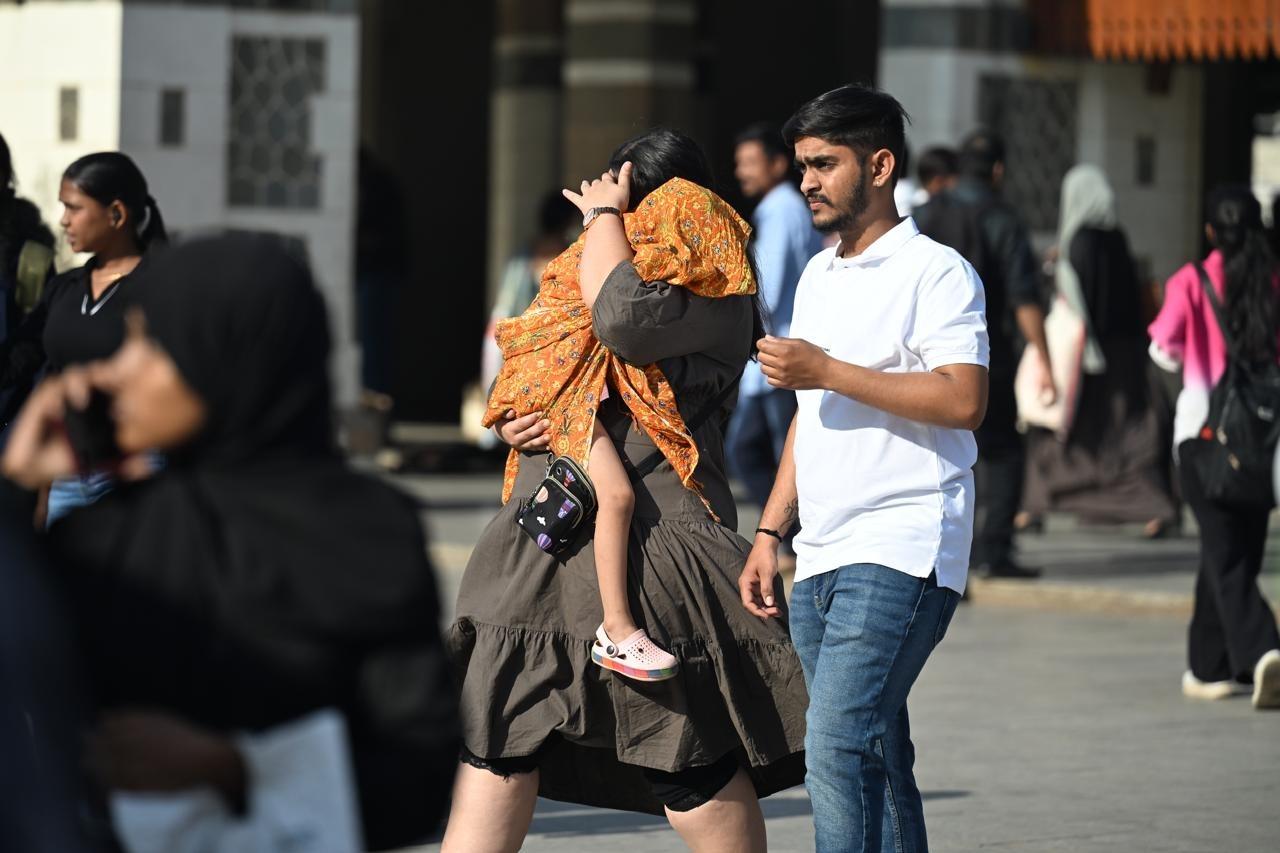 यह संकेत देता है कि मुंबई के विभिन्न हिस्सों में तापमान में थोड़ा भिन्नता हो सकता है, लेकिन मौसम में कोई बड़े बदलाव की संभावना नहीं है.