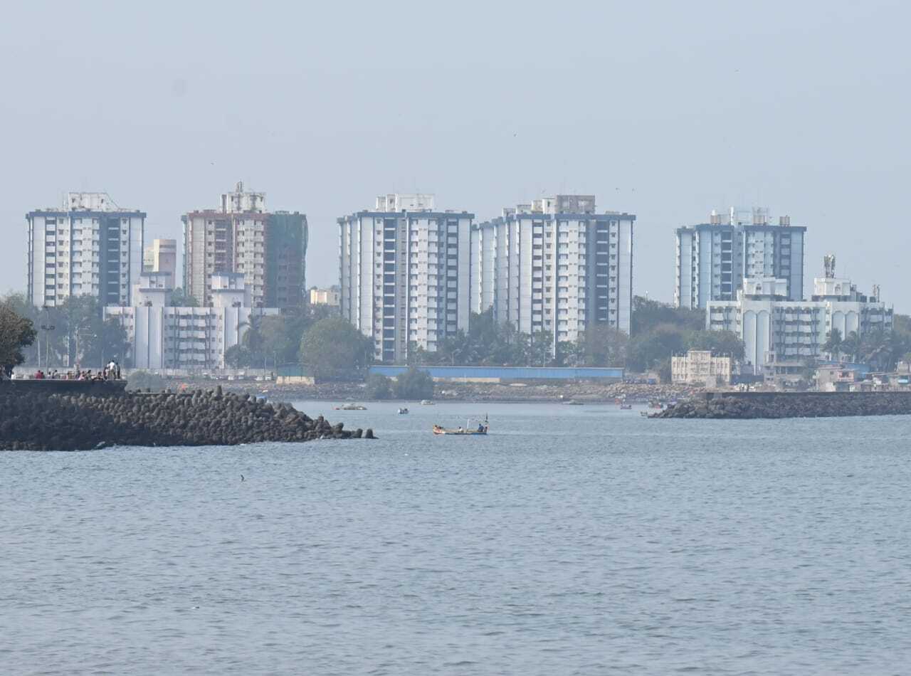 IMD के अनुसार, अगले कुछ दिनों में तापमान में हल्का उतार-चढ़ाव जारी रह सकता है, लेकिन गर्मी से राहत की कोई उम्मीद नहीं है. समुद्री हवा के चलते मुंबई का मौसम अन्य मेट्रो शहरों की तुलना में अभी भी संतुलित बना हुआ है.