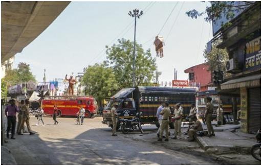 नागपुर के संरक्षक मंत्री चंद्रशेखर बावनकुले ने कहा कि हिंसा भड़काने के लिए सोशल मीडिया का इस्तेमाल किया गया और उन्होंने विपक्ष से इस मुद्दे का राजनीतिकरण न करने की अपील की. बावनकुले ने गृह विभाग का बचाव करते हुए कहा कि पुलिस अधिकारी घायल होने के बावजूद दोनों समुदायों के बीच खड़े रहे, ताकि स्थिति और न बिगड़े.