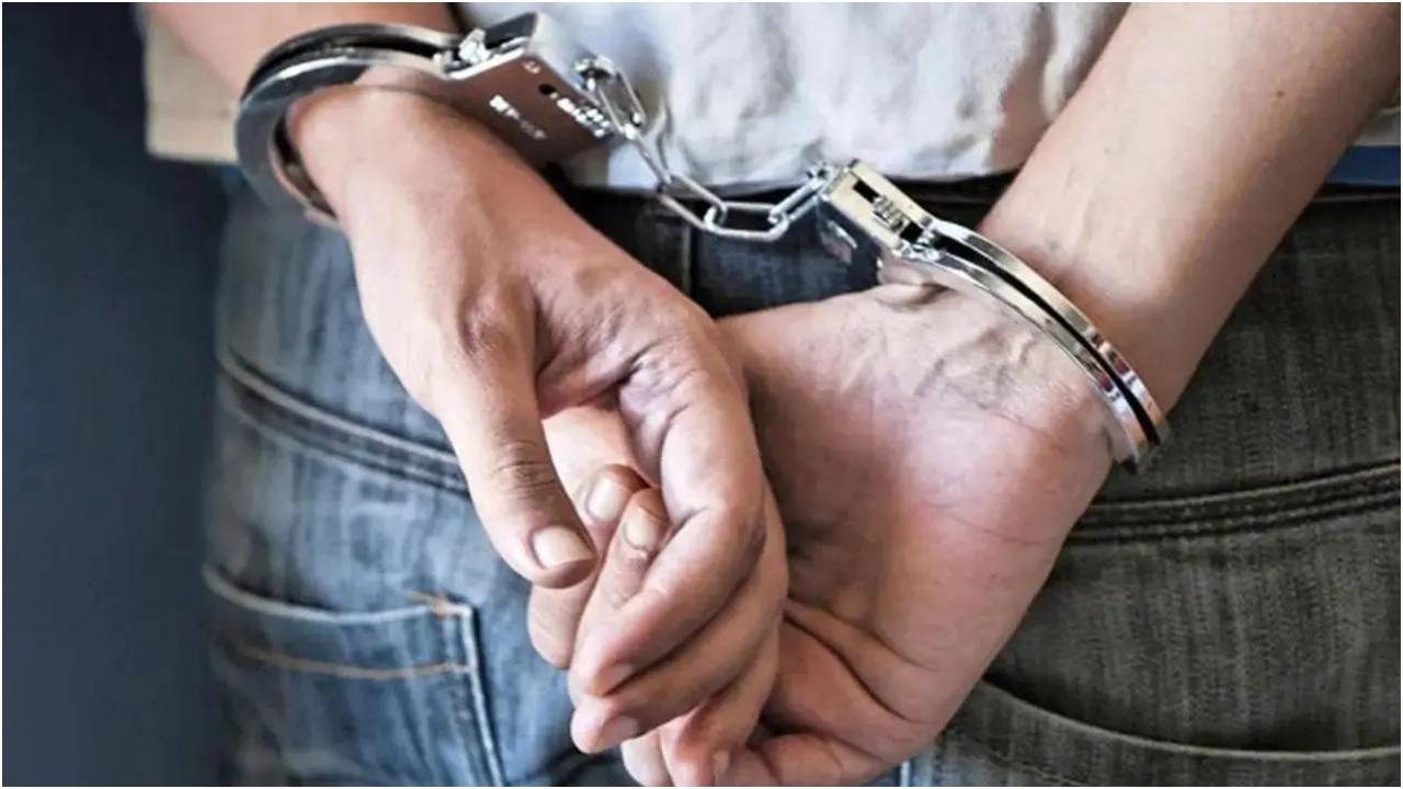पुलिस ने बताया कि उसे पुलिस हिरासत में भेज दिया गया है. प्रतीकात्मक तस्वीर/फ़ाइल