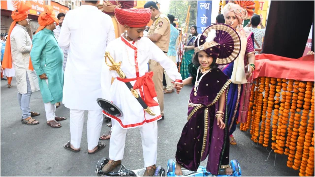 आवासीय समाज और सामुदायिक संगठन सांस्कृतिक कार्यक्रम, प्रतियोगिताएं आदि आयोजित करते हैं, जो उत्सव की भावना में योगदान देते हैं.