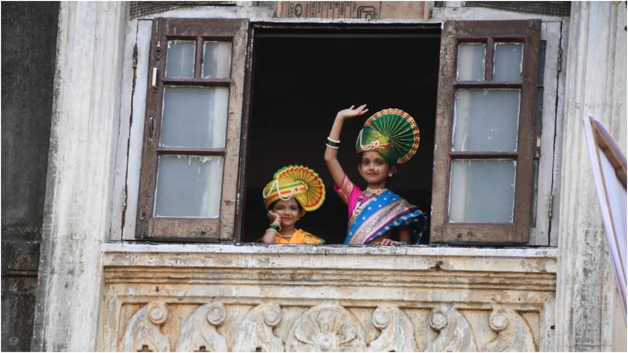 चूंकि यह त्योहार नए साल की शुरुआत का प्रतीक है, इसलिए भक्त आशीर्वाद लेने के लिए मंदिरों में जाते हैं. घर पर, परिवार रंग-बिरंगे फर्श की सजावट और फूलों, आम और नीम के पत्तों से सजे विशेष गुड़ी ध्वज के साथ त्योहार मनाते हैं, साथ ही एक उलटा चांदी या तांबे का बर्तन भी रखते हैं.