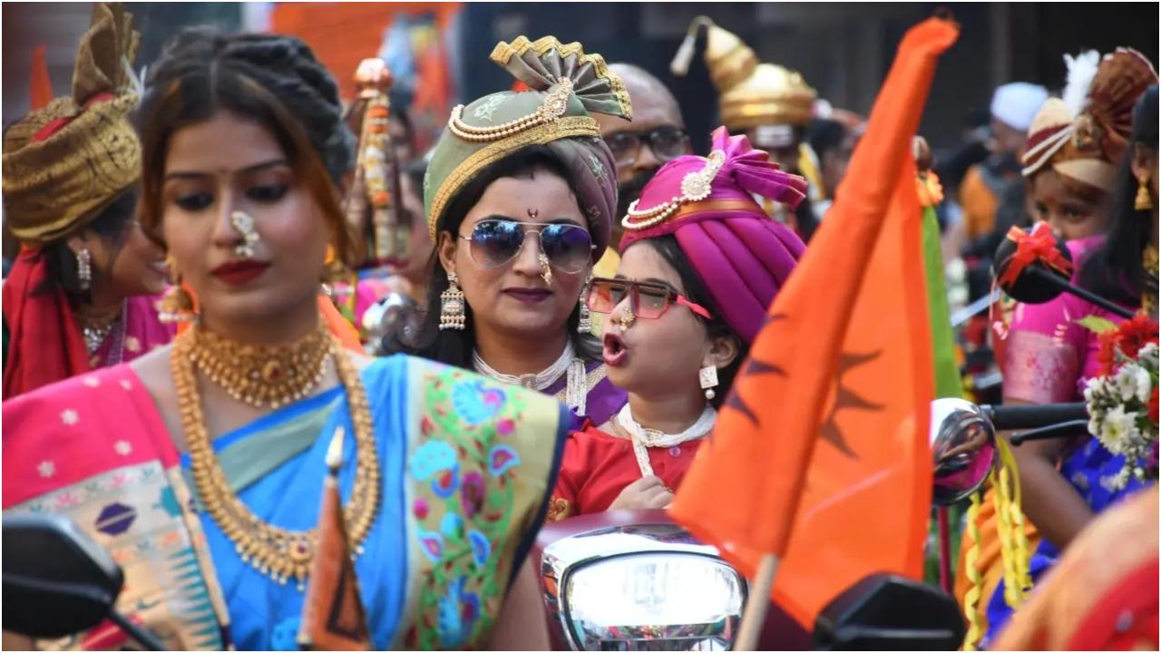 शोभा यात्रा या जुलूस मुंबई में उत्सव के सबसे महत्वपूर्ण हिस्सों में से एक हैं. शहर के निवासी उत्साहपूर्वक जुलूसों में भाग लेते हैं, जो महाराष्ट्रीयन संस्कृति और विरासत को दर्शाते हैं.