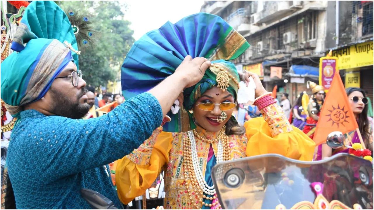 लोग नौवारी साड़ी (महिलाएं) और धोती और कुर्ता (पुरुष) जैसे पारंपरिक परिधान पहनकर अपने फैशन के चरम पर होते हैं, और फेटा और आभूषणों के साथ अपने लुक को पूरा करते हैं.