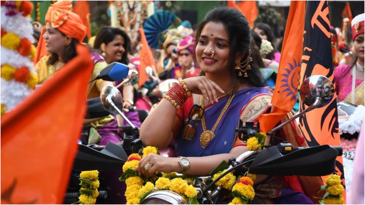मुंबईकर लोकगीत और नृत्य भी करते हैं और पूरन पोली और श्रीखंड जैसे उत्सव के व्यंजन तैयार करते हैं.