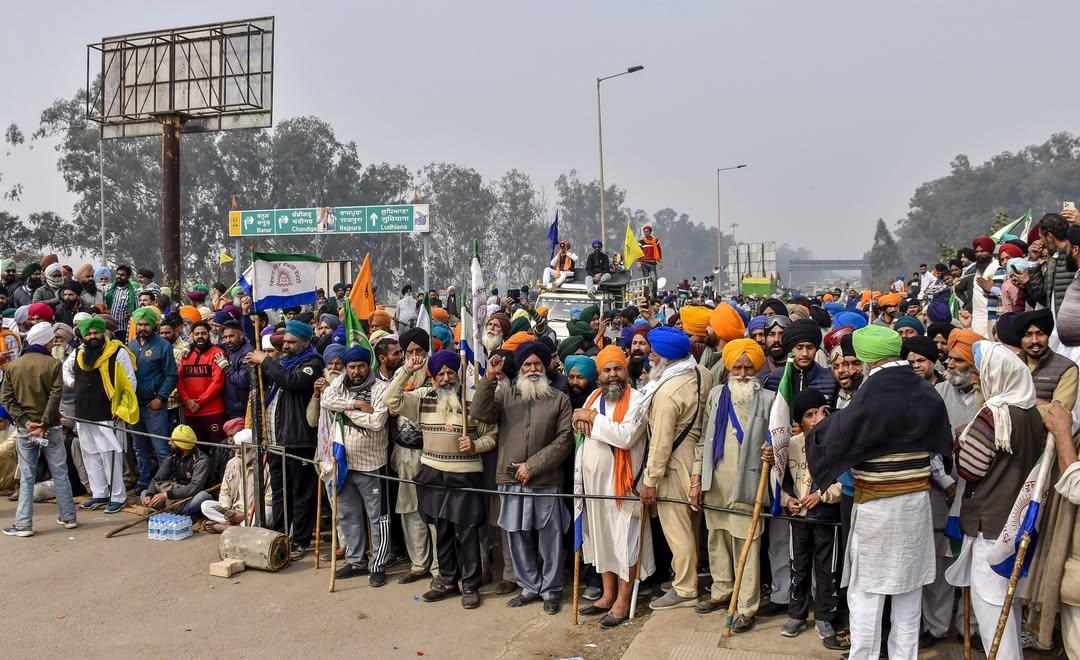 पंजाब सरकार ने एहतियातन शंभू और खनौरी बॉर्डर पर इंटरनेट सेवाएं बंद कर दी हैं, ताकि किसी भी तरह की अफवाहें न फैलें और कानून-व्यवस्था बनी रहे. 