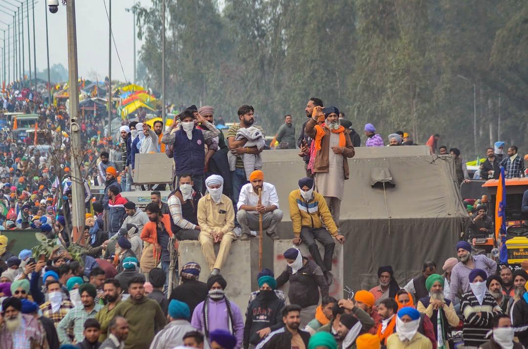 फिलहाल, हालात तनावपूर्ण बने हुए हैं, और किसान आंदोलन के अगले कदम पर सभी की नजरें टिकी हैं.