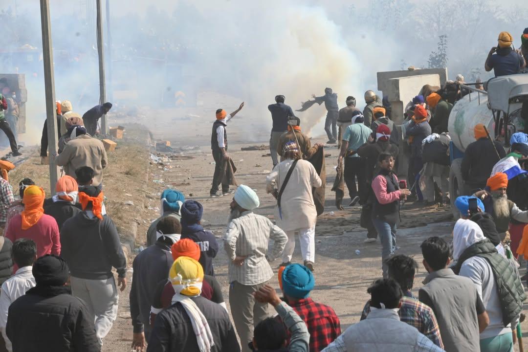 बड़ी संख्या में किसान विभिन्न राज्यों से पंजाब-हरियाणा सीमा की ओर बढ़ रहे थे, जिसके बाद पुलिस ने मोर्चा संभाल लिया.