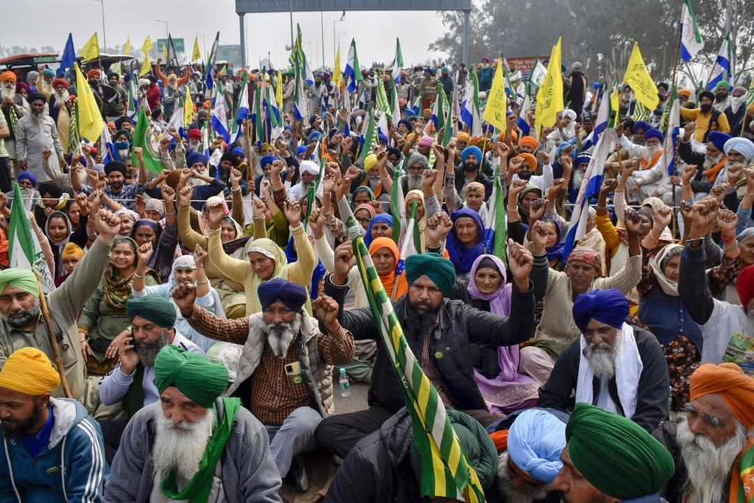 लेकिन किसानों ने सरकार के खिलाफ नारेबाजी करते हुए अपने आंदोलन को जारी रखने का ऐलान किया है.