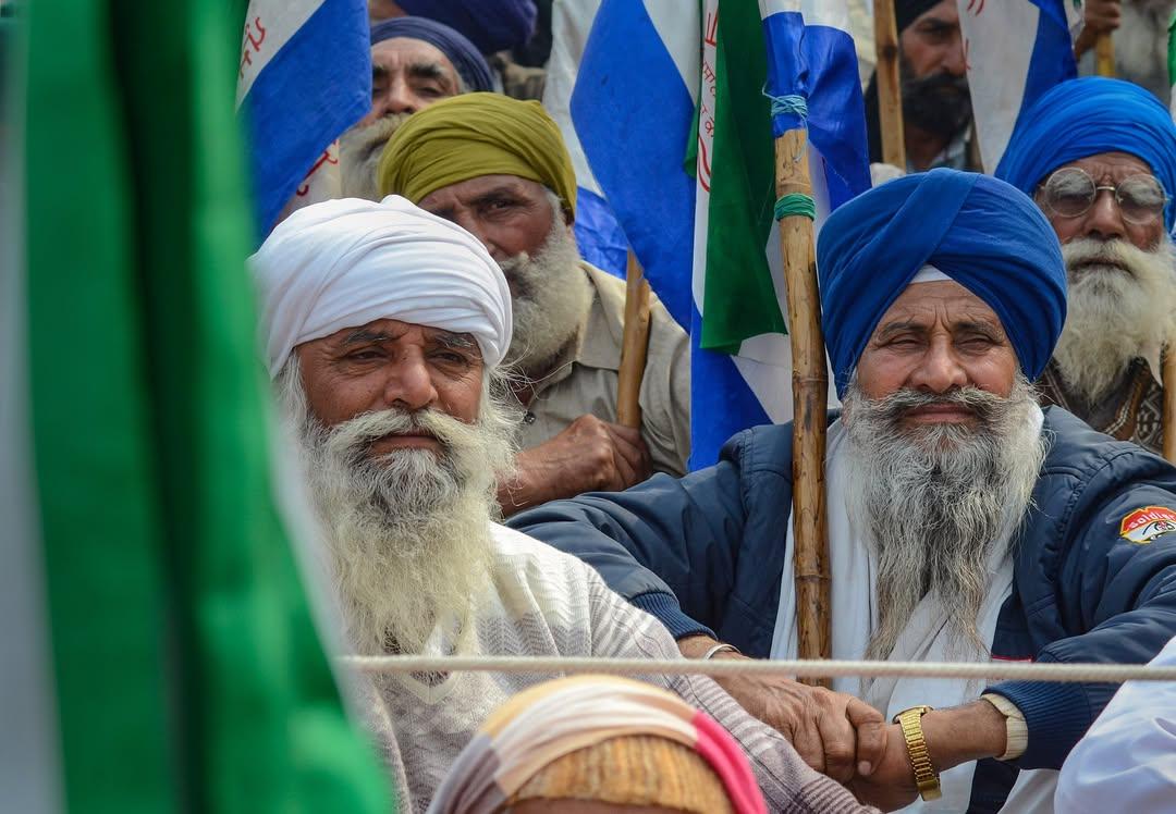 धरना स्थलों को हटाए जाने और किसान नेताओं की गिरफ्तारी के बाद किसान संगठनों में भारी रोष है. 