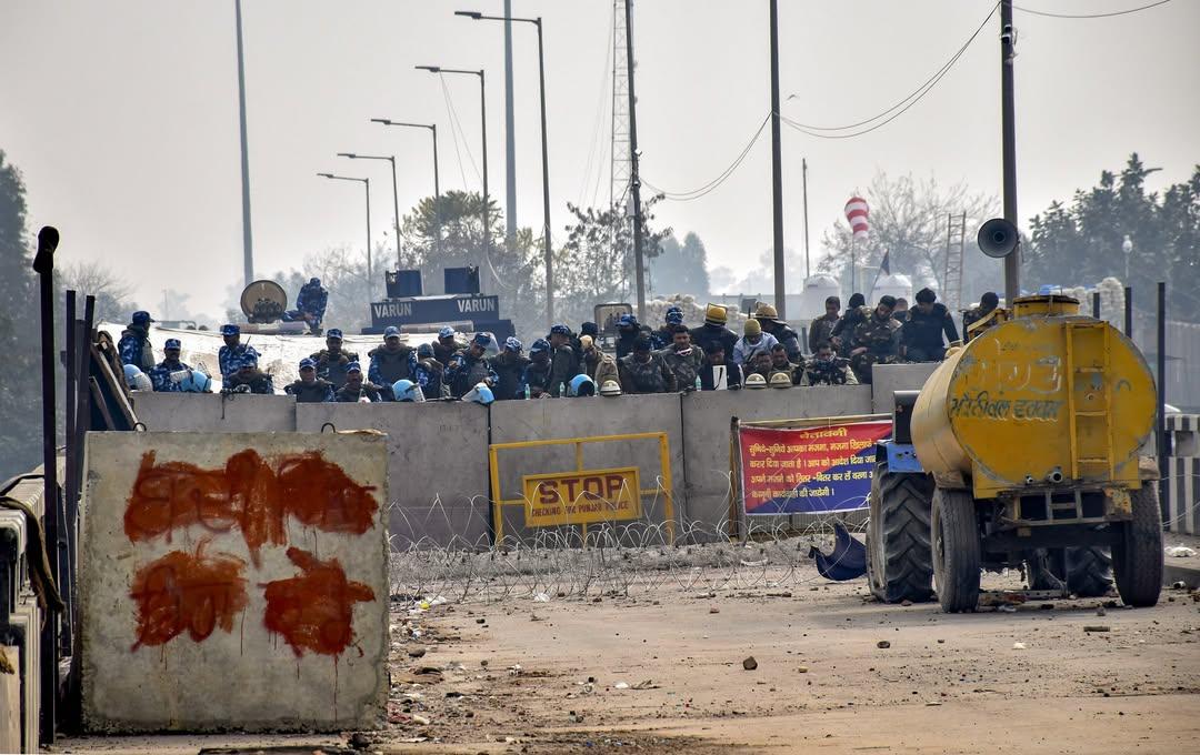 इसके अलावा, बॉर्डर पर अतिरिक्त सुरक्षा बल तैनात किए गए हैं. पुलिस ने धरना स्थलों को खाली कराने के लिए हल्का बल प्रयोग भी किया, 