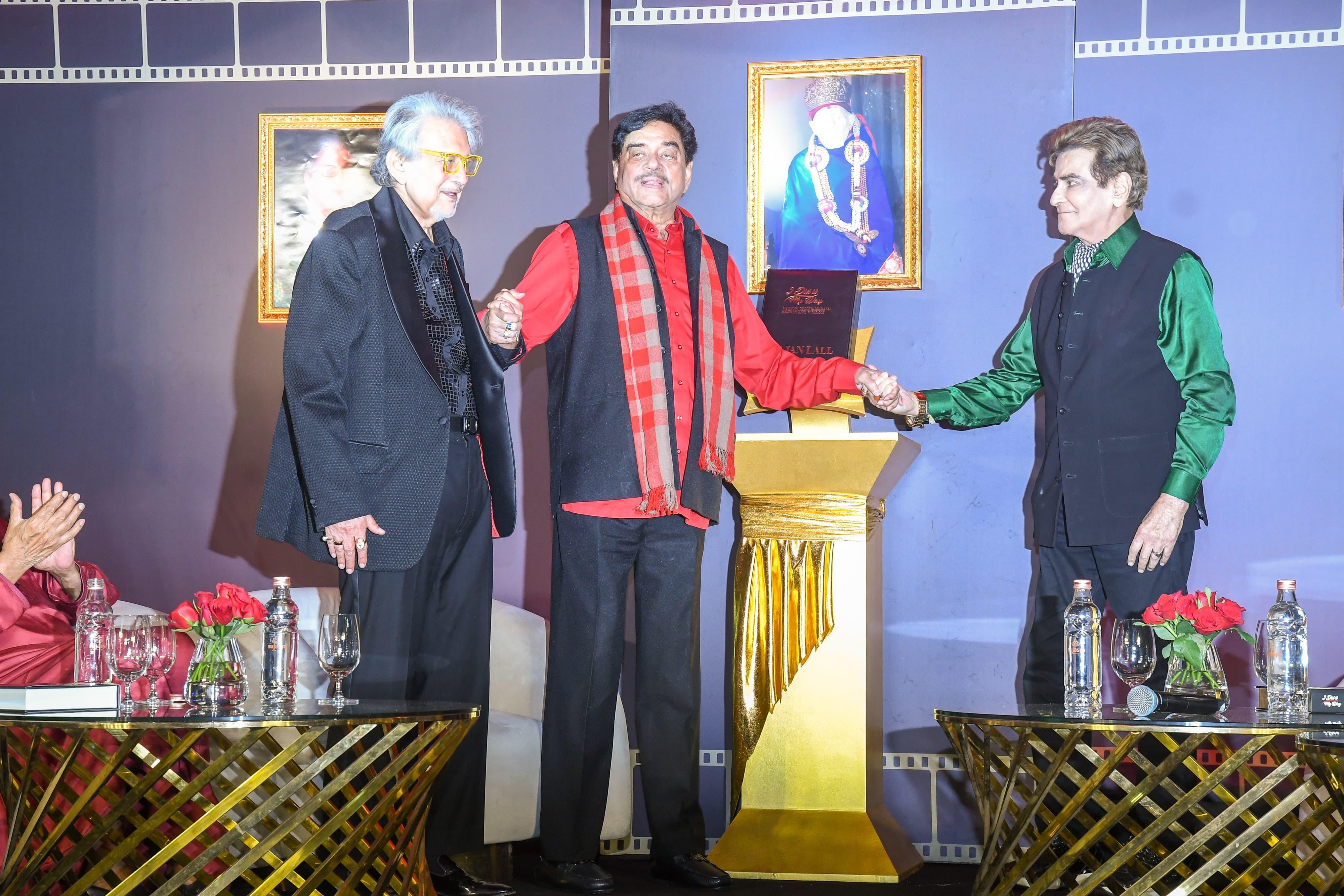 राजन लाल का जीवन संघर्ष, प्रेम, विश्वासघात और आत्मनिरीक्षण की कहानी है. उनका जन्म 1947 में भारत-पाक विभाजन के दौरान कराची में हुआ, जिसके बाद उनका परिवार मुंबई आ बसा.