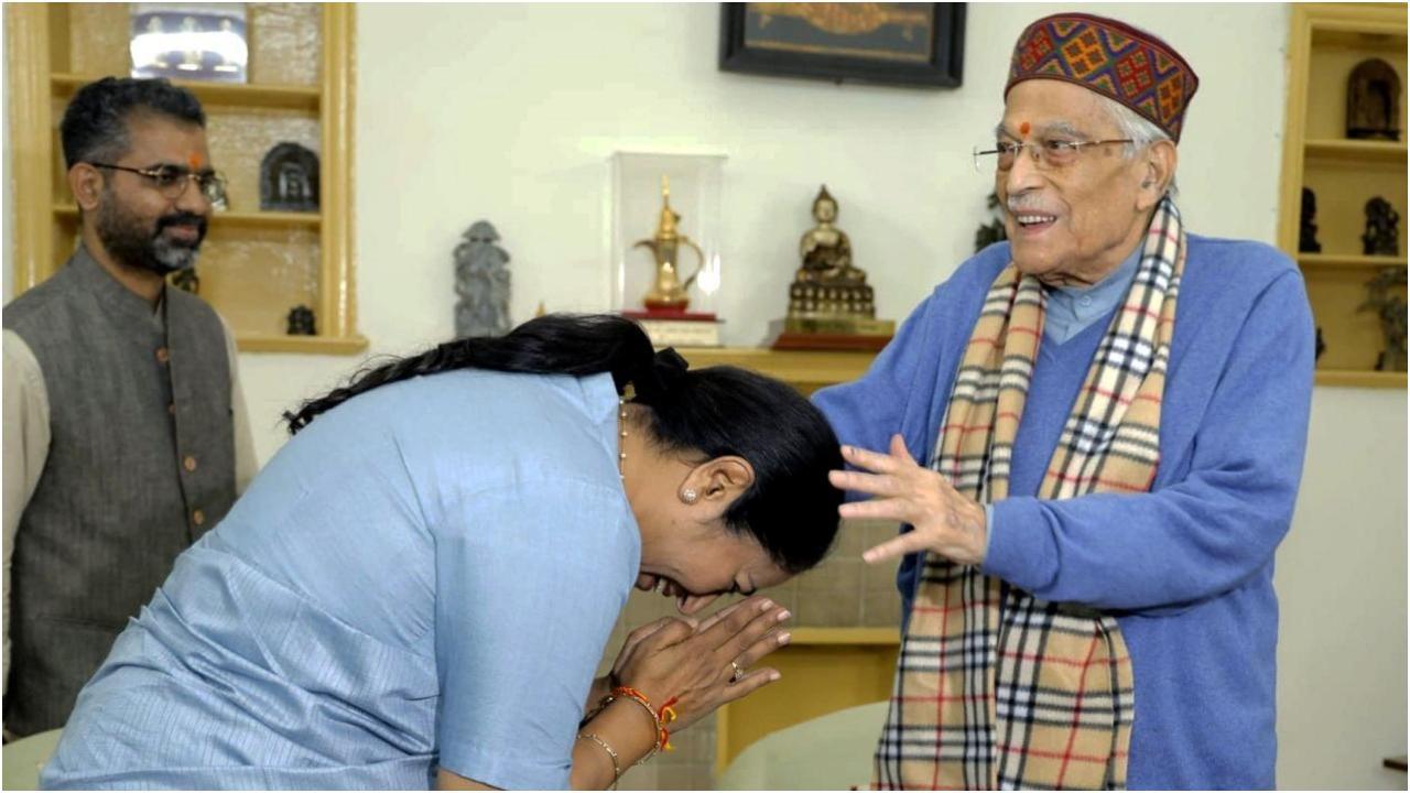 दिल्ली की मुख्यमंत्री रेखा गुप्ता ने बीजेपी के वरिष्ठ नेता मुरली मनोहर जोशी से मुलाकात की. तस्वीर/पीटीआई