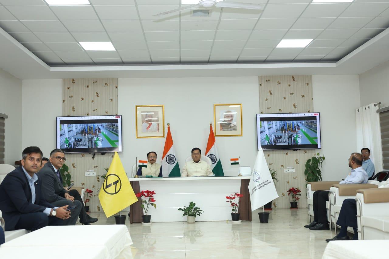 तीन माह के रिकार्ड समय में 1 मेगावाट इलेक्ट्रोलाइजर का उत्पादन
एलएंडटी हरित हाइड्रोजन के क्षेत्र में एक स्थापित संगठन है. लगभग एक साल पहले प्रधान मंत्री श्री नरेंद्रभाई मोदी द्वारा उद्घाटन किया गया हजीरा का 1 मेगावाट का हरित हाइड्रोजन संयंत्र भी उसी संगठन द्वारा स्थापित किया गया था. एलएंडटी को कांडला में बनने वाले हरित हाइड्रोजन संयंत्र के लिए आवश्यक इलेक्ट्रोलाइजर के निर्माण का काम भी सौंपा गया था. 
