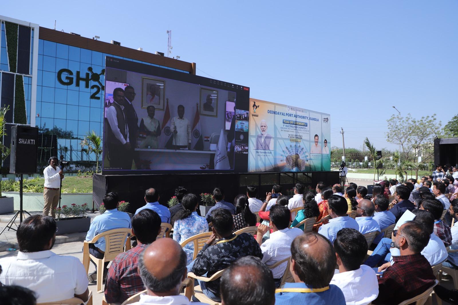 ग्रीन हाइड्रोजन संयंत्र को जुलाई 2025 तक चालू करने का लक्ष्य रखा गया है
चूंकि कांडला में साइट का काम पूरा हो चुका है, इसलिए इन इलेक्ट्रोलाइज़र को जल्द ही साइट पर असेंबल किया जाएगा. ग्रीन हाइड्रोजन संयंत्र को जुलाई 2025 तक पूरी तरह से चालू करने का लक्ष्य है. इसकी अनुमानित उत्पादन क्षमता 18 किलोग्राम हरित हाइड्रोजन प्रति घंटा है. जो लगभग 80-90 टन प्रति वर्ष है. इससे डीपीए कांडला देश का पहला बंदरगाह बन जाएगा जिसके पास बंदरगाह परिसर के भीतर स्थापित स्वदेशी इलेक्ट्रोलाइज़र का उपयोग करके परिचालन हरित हाइड्रोजन संयंत्र होगा.
