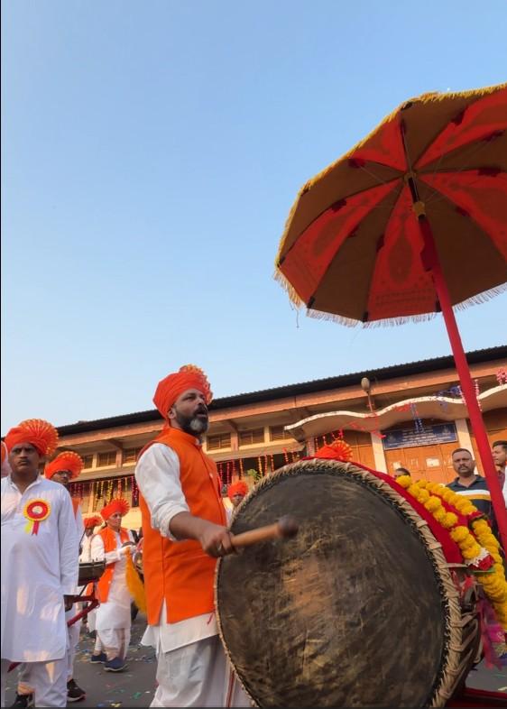 ढोल, ताशे जैसे पारंपरिक वाद्ययंत्रों की गूंज और पारंपरिक परिधानों में लोक कलाकारों की मंत्रमुग्ध कर देने वाली प्रस्तुतियां शिगमो उत्सव को यादगार बना देंगी.