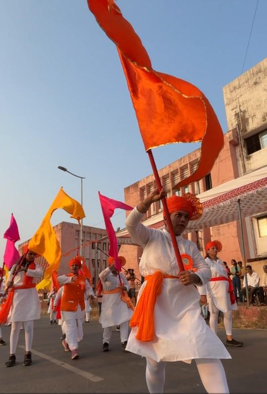 गोवा सभी यात्रियों को आमंत्रित करता है कि वे शिगमो 2025 के भव्य आयोजन का हिस्सा बनें और इस सांस्कृतिक धरोहर को करीब से महसूस करें. शिगमो की उमंग से भरे वातावरण में, पर्यटक गोवा के मनोरम स्थलों, ऐतिहासिक धरोहरों और स्वादिष्ट व्यंजनों का भी आनंद ले सकते हैं. चाहे आप पहली बार गोवा आ रहे हों या फिर से इसकी खूबसूरती को महसूस करने के लिए लौट रहे हों, शिगमो का यह पर्व परंपरा और उत्सव का ऐसा संगम प्रस्तुत करता है, जिसकी यादें लंबे समय तक आपके साथ रहेंगी.