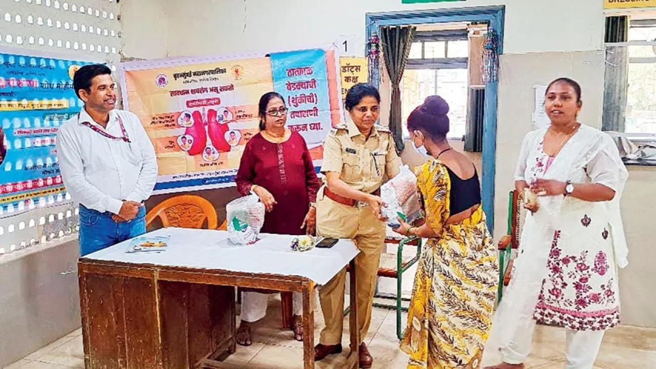 चारकोप पुलिस स्टेशन की वरिष्ठ पीआई ज्योति बागुल भोपले, जिन्होंने दो मरीजों को गोद लिया था, ने भोजन की टोकरी सौंपी