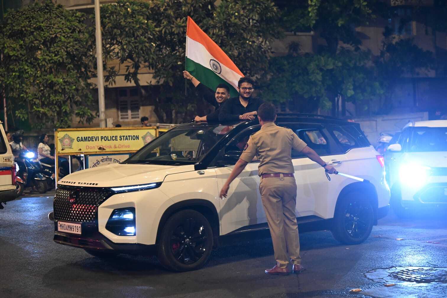 कुछ फैंस ने पटाखे फोड़कर अपनी खुशी जाहिर की, तो कुछ ने मिठाइयां बांटी. सोशल मीडिया पर भी मुंबई के इस जश्न की तस्वीरें और वीडियो वायरल हो गईं, जहां लोग टीम इंडिया की इस जीत को ऐतिहासिक बता रहे थे. इतनी बड़ी संख्या में प्रशंसकों के सड़क पर उतरने से चर्चगेट, मरीन ड्राइव और आसपास के इलाकों में यातायात बुरी तरह प्रभावित हुआ. 