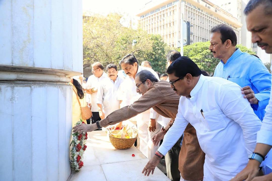 विपक्षी दल इस मामले पर बीजेपी को पूरी तरह घेरने की तैयारी में हैं. इस विवाद के कारण बीजेपी की छवि को गंभीर नुकसान पहुँचने की आशंका व्यक्त की जा रही है. आने वाले दिनों में बीजेपी के लिए इस मुद्दे से राजनीतिक संकट बढ़ सकता है. उद्धव ठाकरे के आक्रामक तेवर से राज्य में राजनीतिक माहौल गर्म हो चुका है. 