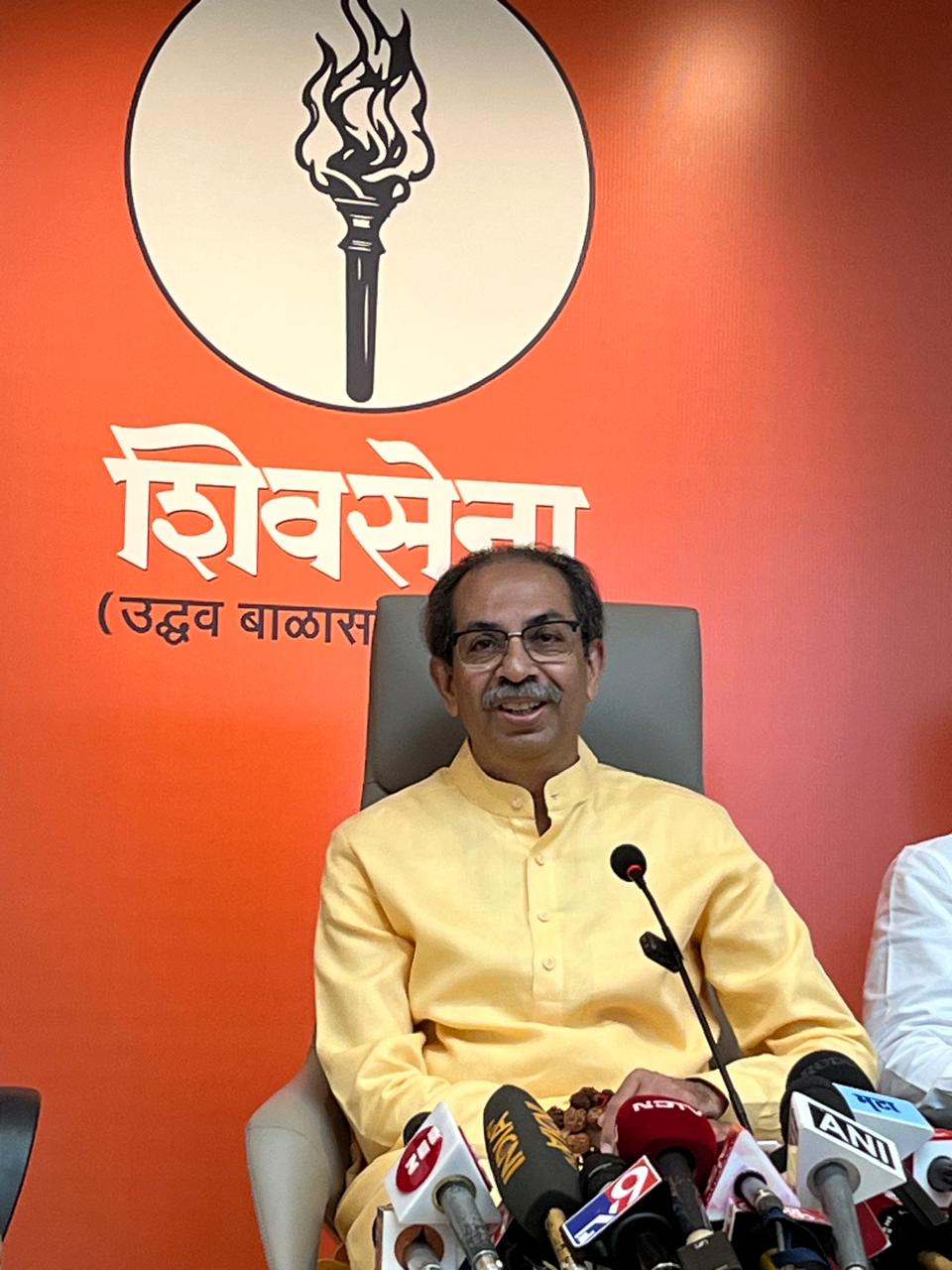उन्होंने पूछा, “क्या भाजपा ने अपना हिंदू धर्म त्याग दिया है? अगर मुसलमान हमें वोट दें, तो वह तुष्टिकरण कहलाता है, लेकिन जब भाजपा अल्पसंख्यकों तक पहुंचने की कोशिश करे, तो वह ‘सांप्रदायिक समरसता’ कैसे हो जाती है?”