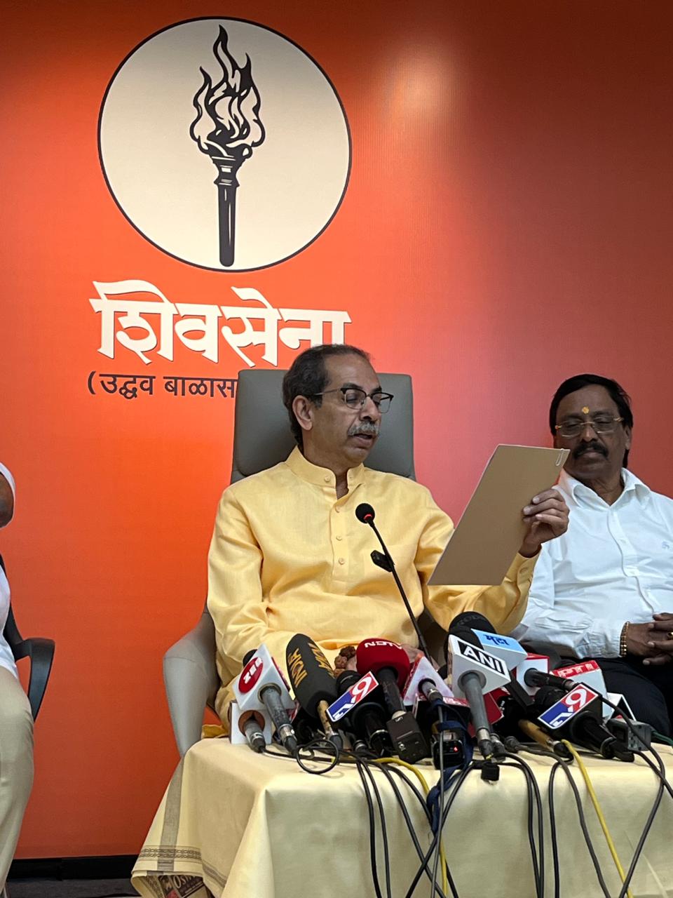 उद्धव ठाकरे ने महायुति सरकार (भाजपा, शिंदे गुट और अजित पवार गुट) पर चुनावी वादे न निभाने का भी आरोप लगाया. 