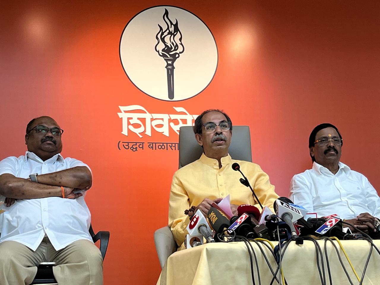 इसे मुस्लिम समुदाय तक पहुंचने की पहल बताया गया है. ठाकरे ने इस पर पलटवार करते हुए कहा कि यह महज चुनावी लाभ के लिए एक रणनीति है, जिसे उन्होंने `सत्ता जिहाद` तक कह डाला.