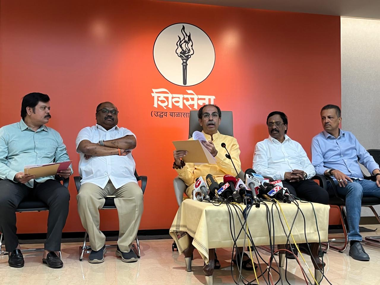 2019 में उद्धव ठाकरे ने कांग्रेस और एनसीपी के साथ मिलकर महा विकास अघाड़ी (एमवीए) सरकार बनाई, जिसके बाद भाजपा ने उन्हें ‘हिंदुत्व छोड़ने वाला’ करार दिया.