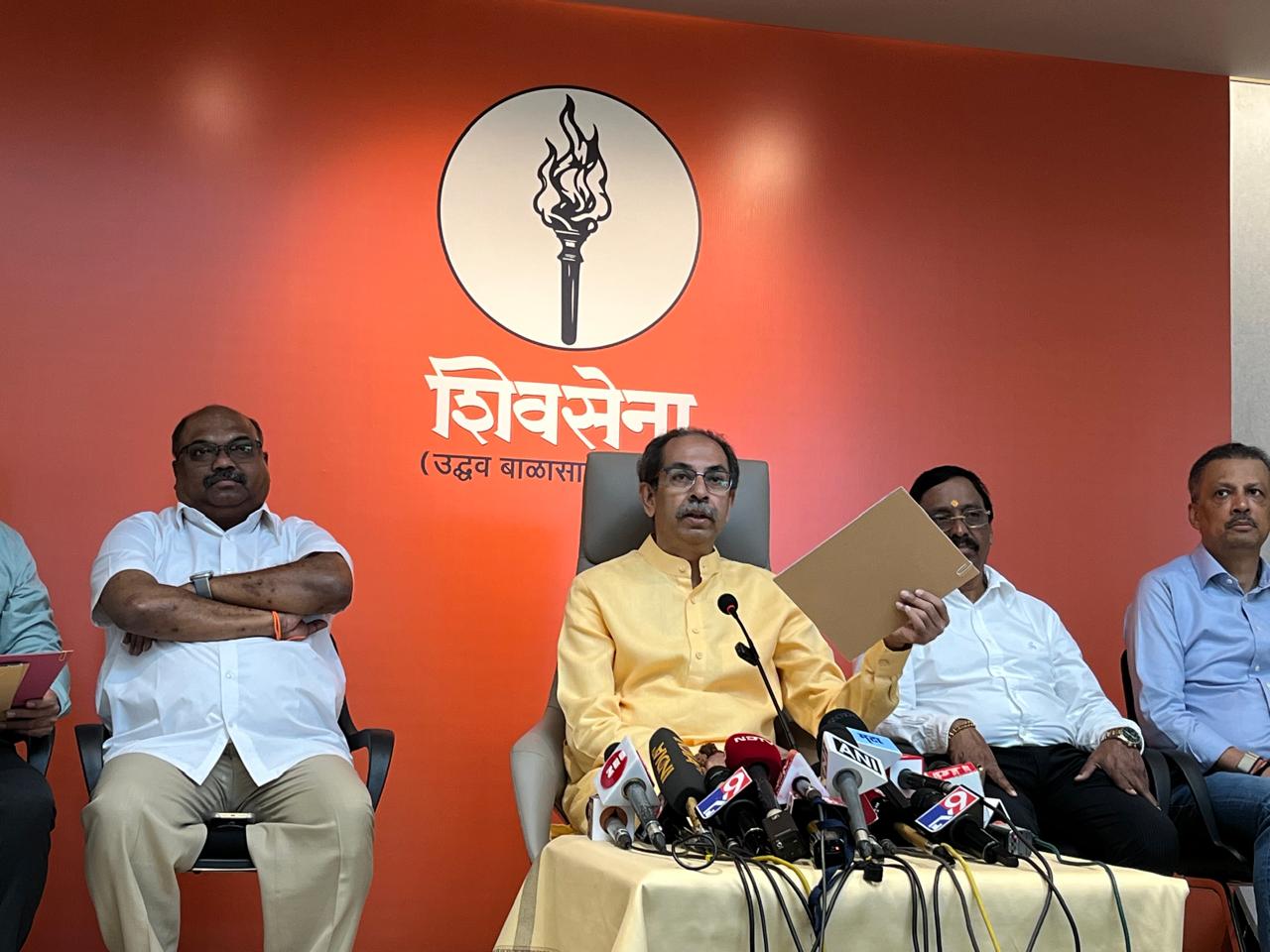 ठाकरे ने आरोप लगाया कि जनता के भले की बजाय सरकार का पूरा ध्यान केवल सत्ता में बने रहने पर है.