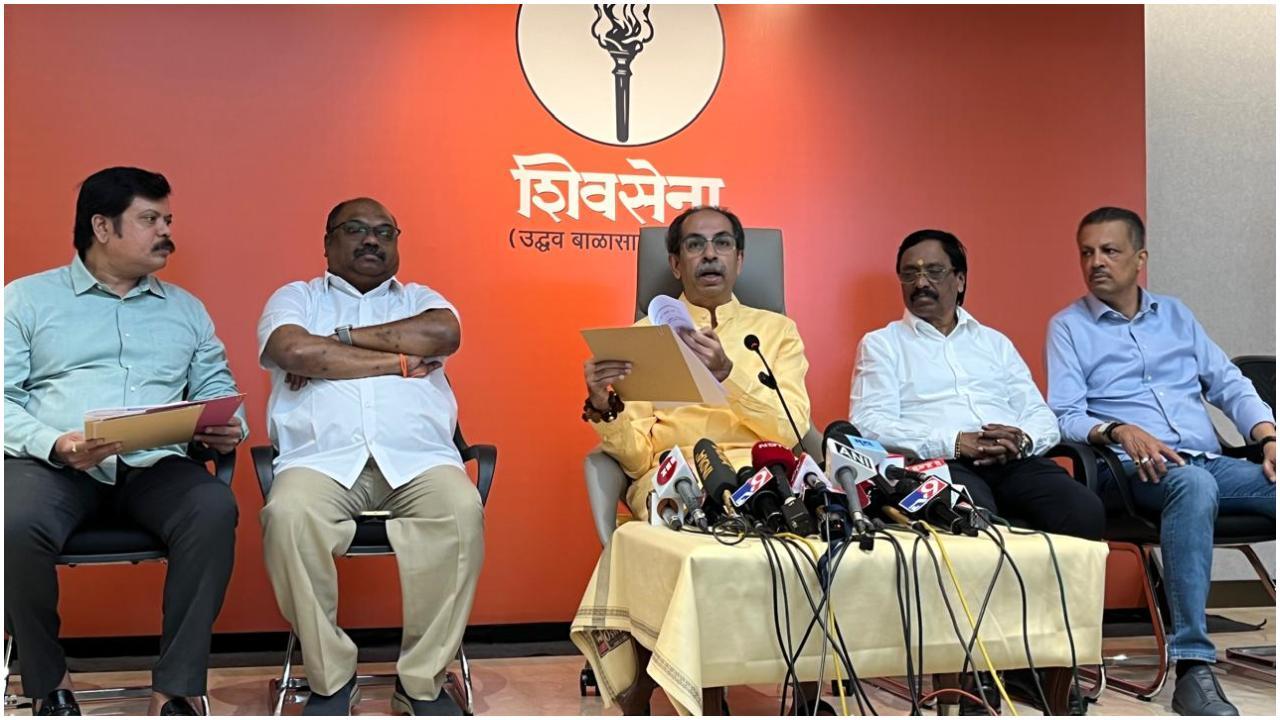 उद्धव ठाकरे ने गुरुवार को दादर स्थित सेना भवन में प्रेस कॉन्फ्रेंस में भाजपा पर हिंदुत्व छोड़ने का आरोप लगाया. (PICS/Ashish Raje)