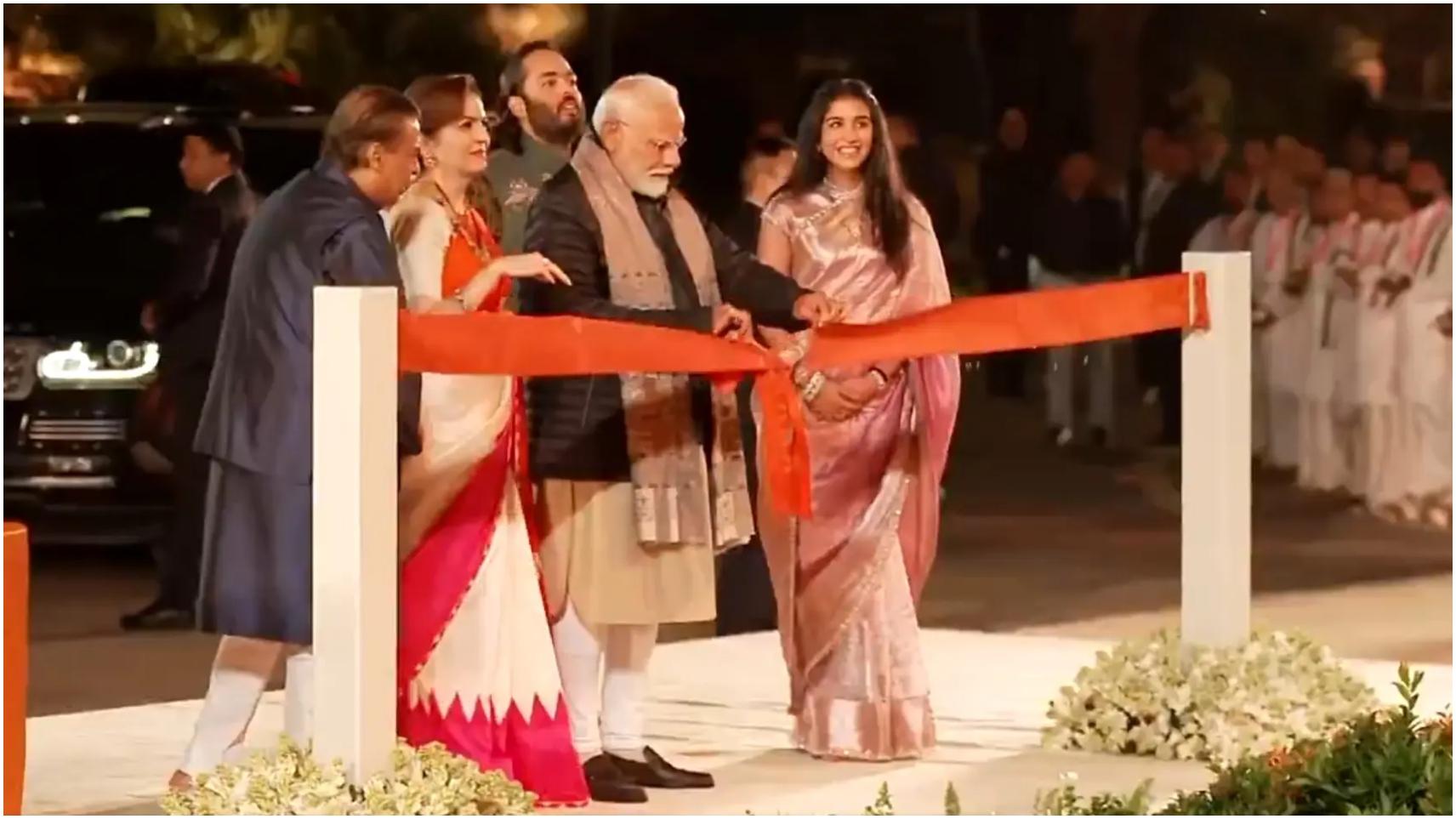 उस स्थान का भी प्रधानमंत्री ने दौरा किया जहां गठिया और पैरों की समस्याओं से पीड़ित हाथियों के इलाज के लिए हाइड्रोथेरेपी पूल का उपयोग किया जाता है. उन्होंने दुनिया के सबसे बड़े ऐसे अस्पताल हाथी अस्पताल की कार्यप्रणाली भी देखी. उन्होंने बचाए गए तोतों को भी केंद्र में छोड़ दिया. प्रधानमंत्री ने डॉक्टरों, सहायक कर्मचारियों और केंद्र में विभिन्न सुविधाएं चलाने वाले श्रमिकों से भी बातचीत की.