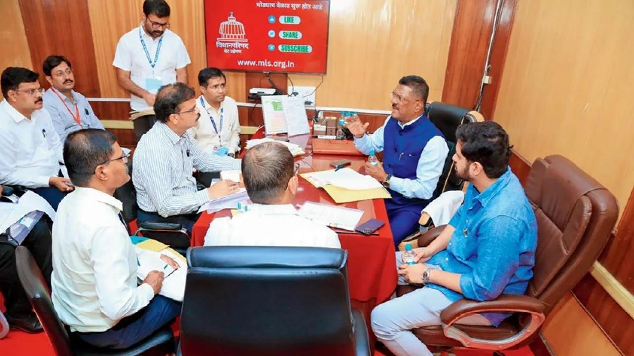 गुरुवार को बैठक में महाराष्ट्र के परिवहन मंत्री प्रताप सरनाईक (नीली जैकेट में) और विधायक वरुण सरदेसाई (सबसे दाएं)