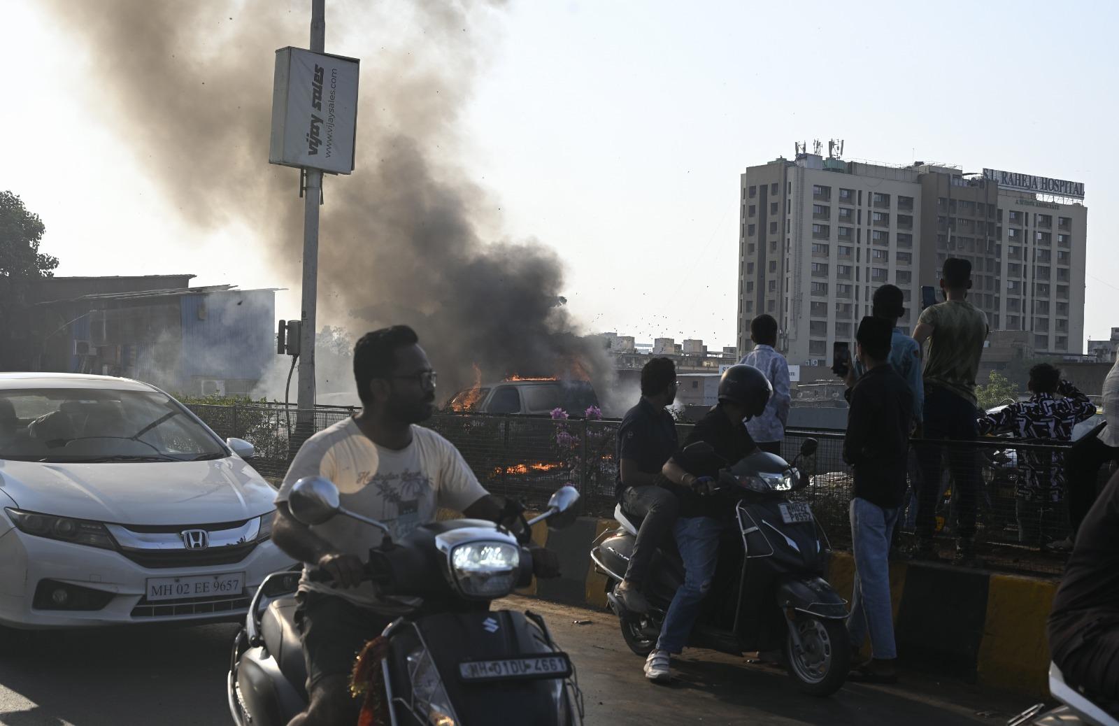 स्थानीय निवासी इमरान पठान ने बताया कि शाम करीब 4 बजे पुल पर फेंके गए कचरे में आग लग गई. यह आग तेजी से फैलते हुए एक खड़ी कार तक पहुंची और कुछ ही मिनटों में दूसरी कार को भी अपनी चपेट में ले लिया. समय रहते स्थानीय युवकों ने आसपास खड़ी अन्य गाड़ियों को हटा दिया, जिससे एक बड़ी दुर्घटना टल गई.