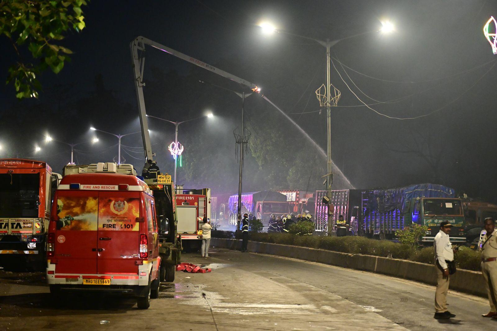 अलर्ट मिलते ही मुंबई फायर ब्रिगेड (एमएफबी) की टीमें मौके के लिए रवाना हो गईं. शुरुआत में आग को ‘लेवल I’ यानी मामूली श्रेणी में रखा गया, लेकिन महज एक मिनट बाद ही, रात 10:07 बजे आग की तीव्रता बढ़ने के कारण इसे ‘लेवल II’ में अपग्रेड कर दिया गया.