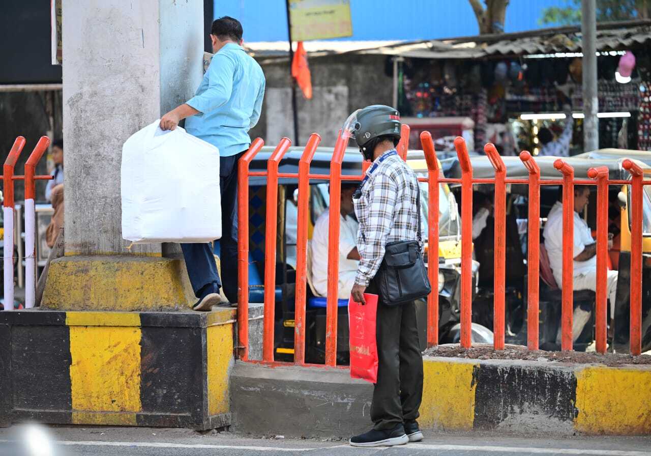 कुछ स्थानीय लोगों का कहना है कि यह बैरिकेड सड़क पार करने में बड़ी बाधा बन गया है, खासकर बुजुर्गों और विकलांगों के लिए. कई लोग पहले जहां से आसानी से सड़क पार कर लेते थे, अब उन्हें लंबा रास्ता तय करके पैदल यात्री क्रॉसिंग तक जाना पड़ता है. वहीं, कुछ नागरिकों का मानना है कि यह बदलाव सड़क पर होने वाली दुर्घटनाओं को कम करने में मददगार साबित हो सकता है.