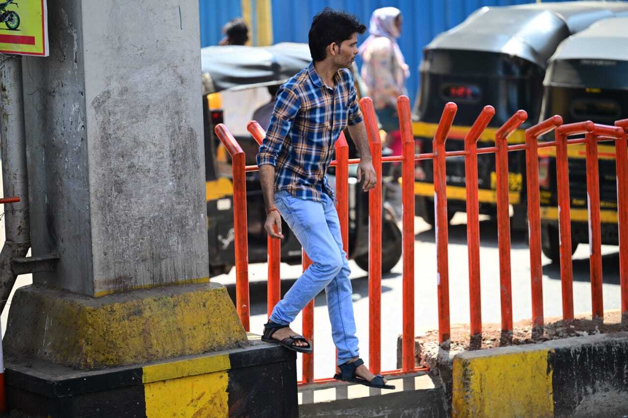 सड़क के बीच में लगाए गए इस धातु के डिवाइडर को एक रणनीतिक कदम माना जा रहा है, जिससे पैदल यात्रियों को निर्धारित क्रॉसिंग पॉइंट से सड़क पार करने के लिए प्रेरित किया जा सके. 
