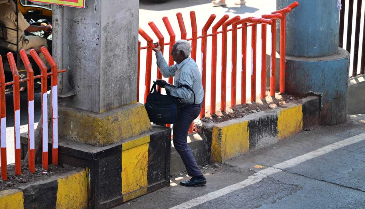 नए ग्रिल डिवाइडर को लेकर सड़क पार करने वाले लोगों को कई परेशानियों का सामना करना पड़ रहा है. कई पैदल यात्री बैरिकेड के गैप तलाशते देखे गए ताकि वे किसी भी तरह से सड़क पार कर सकें. यह स्थिति इस बात पर जोर देती है कि इलाके में स्पष्ट रूप से चिह्नित पैदल यात्री क्रॉसिंग की आवश्यकता है.
