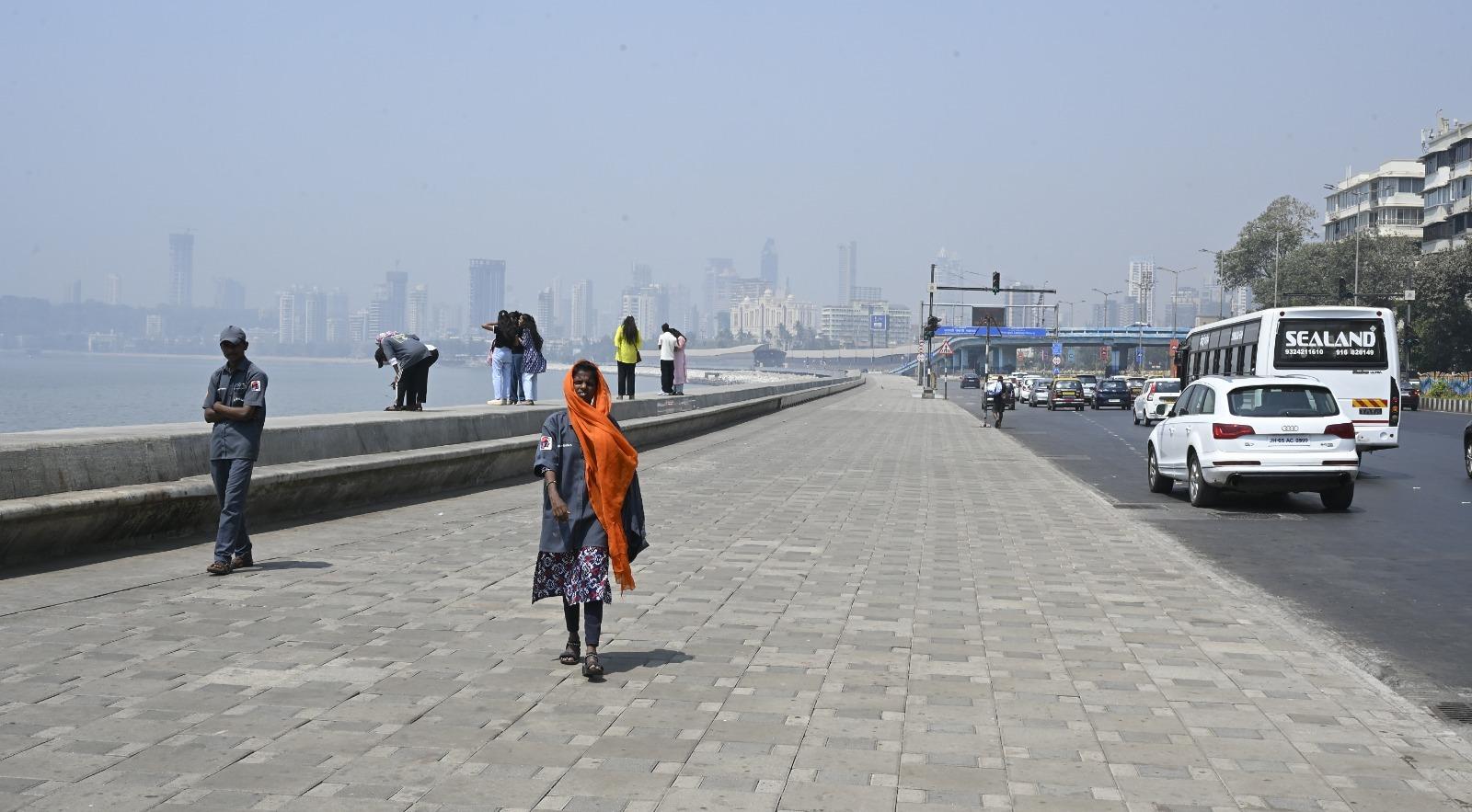 ऐसे में नागरिकों को अधिक से अधिक सावधानी बरतने की जरूरत है. गर्मी के कारण लू लगने और डिहाइड्रेशन जैसी समस्याएं हो सकती हैं, इसलिए डॉक्टरों ने लोगों को पर्याप्त मात्रा में पानी पीने और हल्के, सूती कपड़े पहनने की सलाह दी है.